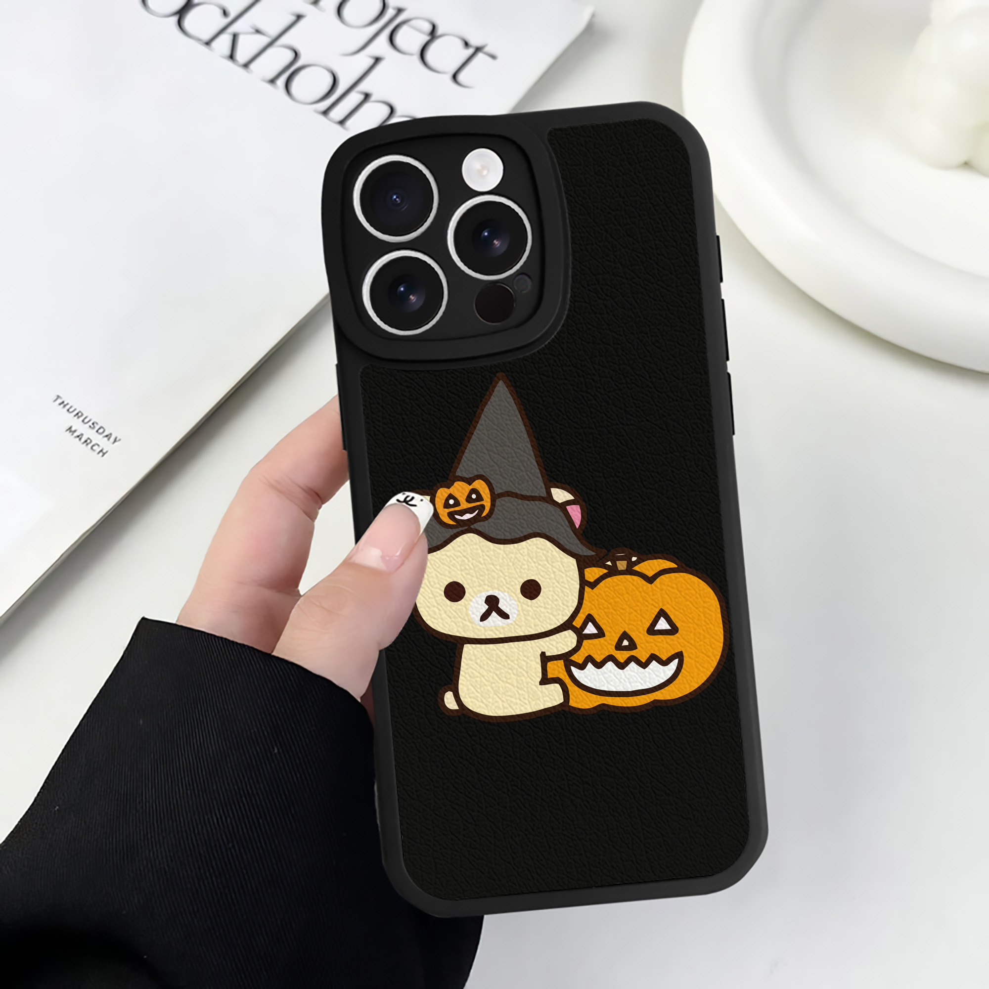 （画像用） リラックマ リラックマ キイロイトリ Rilakkuma Korilakkuma Kiiroitori 【iPhone 16シリーズ対応】シリコンスマホケース（レザー調） 材質：シリコン
